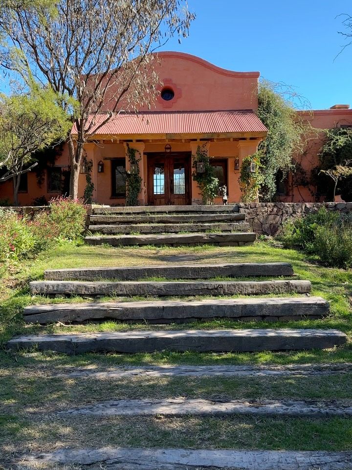Escalinata de piedra hacia una casona de campo en Traslasierra