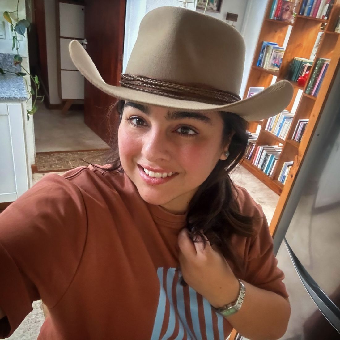 Nayla Funes sonriendo, con sombrero