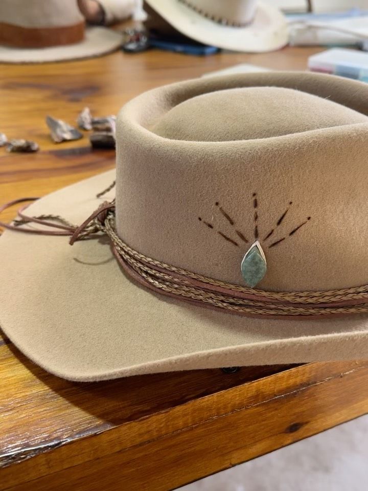 Sombrero artesanal de cuero con piedra de jade